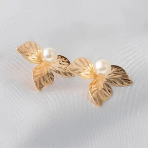 Brinco flor com perola no centro