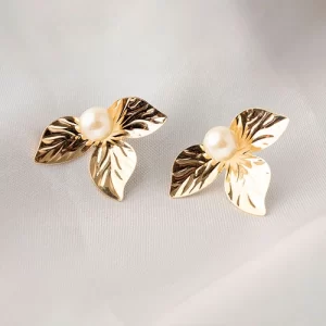 Brinco flor com perola no centro