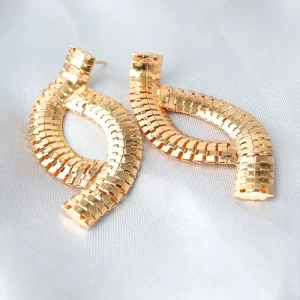 Brinco longo tipo lacraia vazado