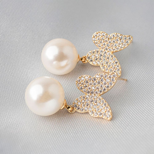 Brinco borboleta cravejada com pingente perola - Imagem 3