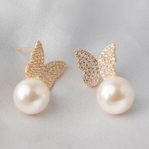 Brinco borboleta cravejada com pingente perola