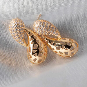 Brinco duas gotas cravejadas e perfuradas