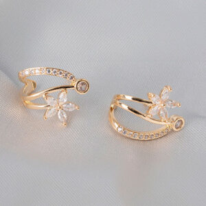 Brinco tipo argola delicado com flores de zirconia