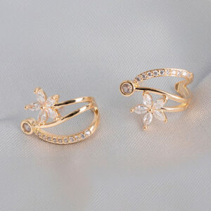 Brinco tipo argola delicado com flores de zirconia