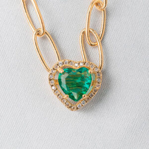 Colar de elos com pingente de coração colorido