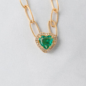 Colar de elos com pingente de coração colorido