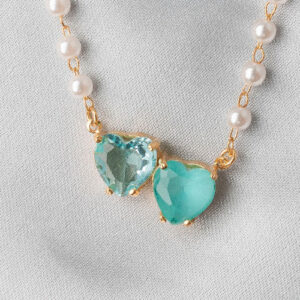 Colar de perolas com pingente de corações ciano