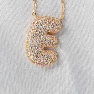 Colar inicial abaulada cravejada