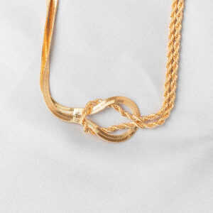 Colar meio fita e trançado