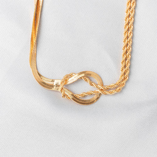 Colar meio fita e trançado