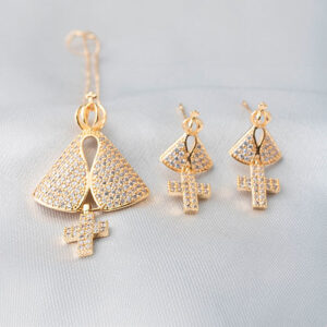 Conjunto Nossa Senhora cravejada com pingente de cruz