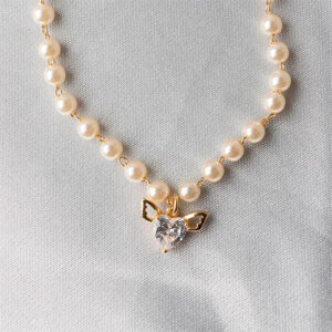 Pulseira de perolas com pingente de coração cupido