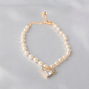Pulseira de perolas com pingente de coração cupido