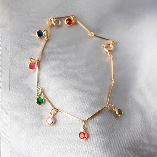 Pulseira delicada com pingentes coloridos - Imagem 4