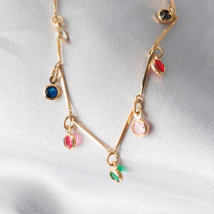 Pulseira delicada com pingentes coloridos