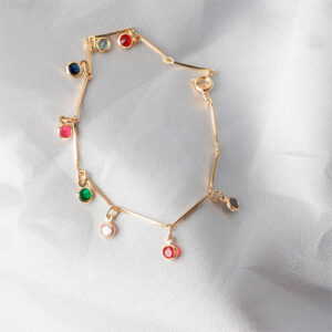 Pulseira delicada com pingentes coloridos