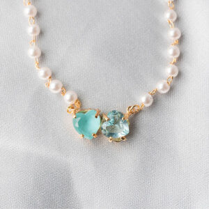 Pulseira perolas com pingente dois corações ciano