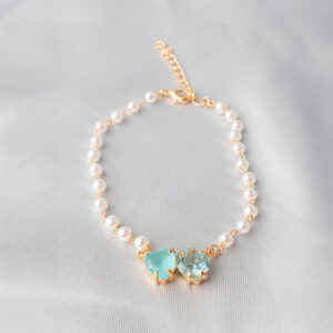 Pulseira perolas com pingente dois corações ciano